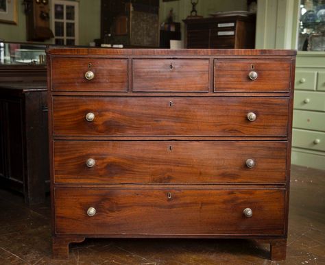 EARLY 19TH CENTURY MAHOGANY CHEST OF DRAWERS Small Cottage Bedroom Ideas, Small Cottage Bedroom, Antique Dressers, Chest Of Draws, Brass Furniture, Vintage Chest Of Drawers, Small Wardrobe, Antique Chest, Small Cottage