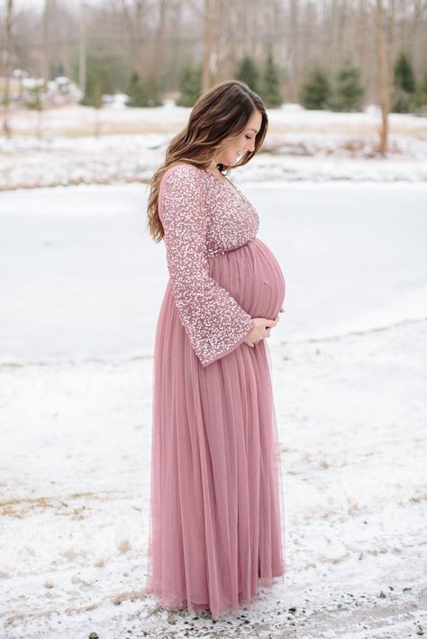 Winter Maternity Shoot, Maternity Shoot Dresses, Pregnant Outfit, Winter Maternity Photos, Maternity Photoshoot Outfits, Casual Attire For Women, Bump Photos, Maternity Dresses For Photoshoot, Winter Maternity