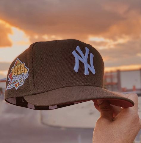 Fitted Hats Aesthetic, Topi Vintage, Yankees Fitted Hat, Streetwear Caps, Yankee Fitted, Custom Fitted Hats, Swag Hats, Trendy Caps, Streetwear Hats