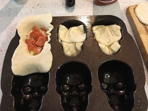 What To Make With Silicone Molds, Skull Pizza, Silicone Molds Recipes, Skull Cupcakes, Spooky Dinner, Halloween Buffet, Calzone Pizza, Halloween Mold, Skull Mold