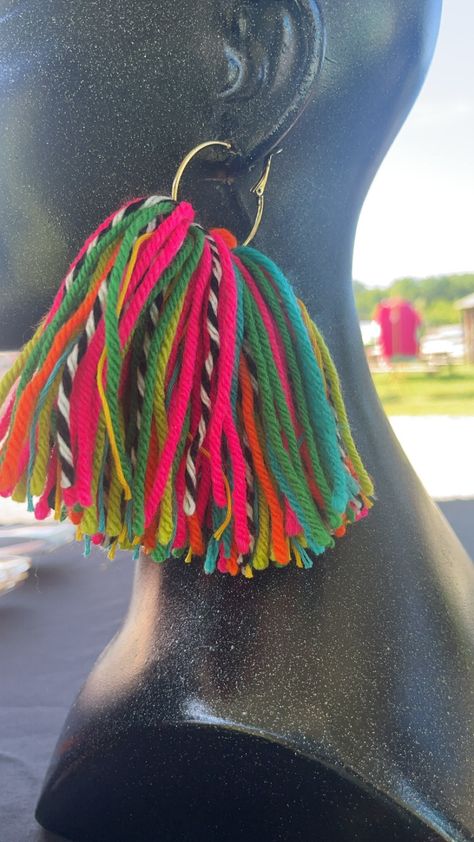 Yarn Earrings Ideas, Diy Yarn Earrings, Diy Statement Earrings, African Jewelry Earrings, Yarn Fashion, Yarn Jewelry, Yarn Earrings, Diy Tassel Earrings, Diy Gifts To Sell