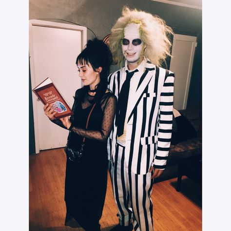 Beetlejuice Duo Costume, Nettle Juice And Lydia Costume, Beatle Juice And Lydia Costume, Beatle Juice Costume Couples, Beetle Juice Family Costume, Beatle Juice Halloween Costume, Tim Burton Costume Ideas, Beetle Juice And Lydia Costume, Beetlejuice And Lydia Costume Couple