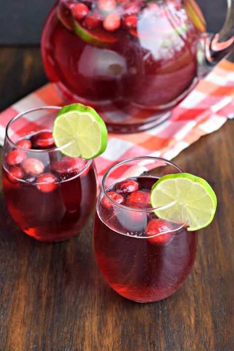 Cranberry Ginger Ale Punch can be served spiked or non-alcoholic. A great drink for everyone during the holidays! Cranberry Ginger Ale Punch, Pomegranate Punch Recipes, Ginger Ale Punch, Cranberry Vodka Punch, Apple Sangria Recipes, Ginger Ale Drinks, Christmas Drinks Nonalcoholic, Cranberry Ginger Ale, Ginger Ale Recipe