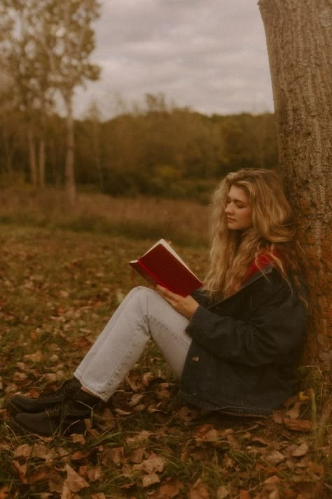 Autumn Pose Reference, Senior Portrait Photography Poses, Dreamy Fall Photoshoot, Fall Senior Photoshoot Ideas, Editorial Senior Photos, Vintage Fall Photoshoot, Senior Photo Ideas Fall, Early Fall Photoshoot, Senior Picture Ideas Winter