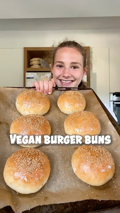 Vegan Buns Recipe, Vegan Hamburger Buns, Vegan Burger Buns, Homemade Burger Buns, Burger Bread, Burger Buns Recipe, Hamburger Bun Recipe, Vegan Burger Recipe, Vegan Challenge