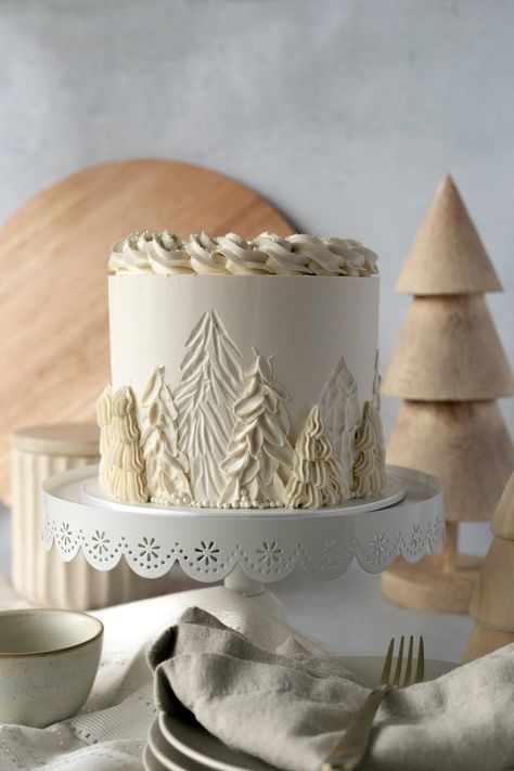 Multi Textured Winter Tree Cake Tutorial Christmas Cake Inspiration, Rustic Cake Decor, Winter Cake Decor, Christmas Bridal Shower Cake, Winter Theme Cake Ideas, Pretty Winter Cakes, December Birthday Cakes, Christmas Cake Ideas Buttercream, White Forest Cake Designs