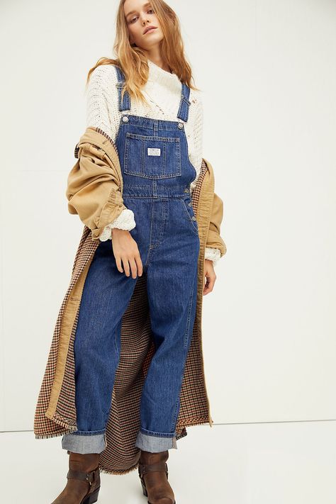 Levis Overalls Outfit, Levis Overalls, Flannel Coat, Looks Jeans, High Waisted Jeans Vintage, Overalls Fashion, Vintage Overalls, Overall Outfit, Flannel Outfits