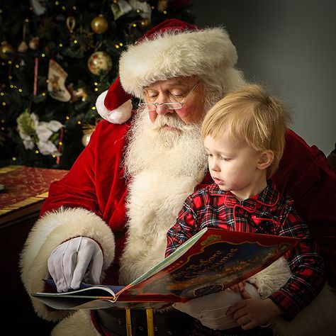 Santa Photography, Santa Mini Session, Christmas Photography Family, Baby Christmas Photography, Santa Reading, Santa Claus Photos, Santa Claus Pictures, Christmas Poses, Beautiful Christmas Scenes