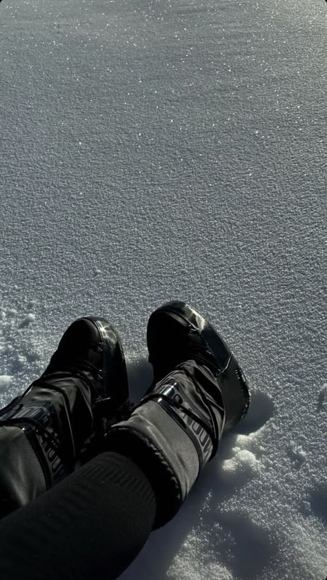 Moon Boots Outfit Style, Winter Sport Outfits, Moon Boots Aesthetic, Moon Boots Outfit Winter, Moon Boots Black, Apres Ski Aesthetic, Aesthetic Snowboarding, Moon Boots Outfit, Aspen Trip