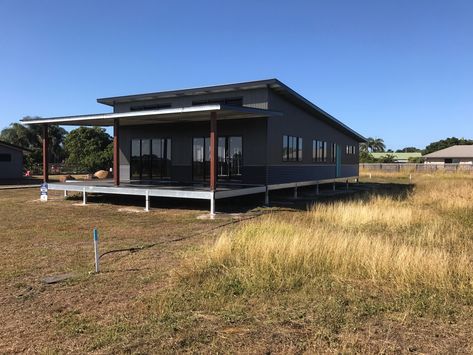 Shed Roof Homes Designs, Shed Roof Cabin, Garage Layout, Small Cabins, Farm Shed, Shed Home, Modern Barn House, Outdoor Bath, Shed Roof