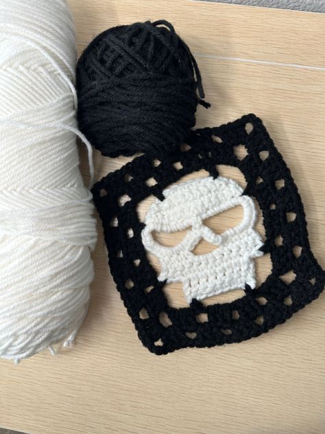 Granny Square Pants, Skull Granny Square, Granny Square Crochet Tutorial, Square Crochet Tutorial, Crochet Tutorial Easy, Crochet Skull Patterns, Crochet Skull, Crochet Patterns Free Beginner, Crochet Halloween