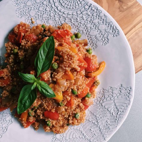 Warm Tomato Pepper Quinoa. This isn't your average boring quinoa salad! It's packed with tomatoes, bell peppers, onions and spices. This will make you want to eat more quinoa as it's delicious and easy to make! This recipe is vegan. Tomato Quinoa Salad, Pepper Quinoa, Quinoa Recipes Easy, Carrot Vegetable, Easy Quinoa, Mushroom Broth, Tomato Relish, Quinoa Recipes, Quinoa Salad