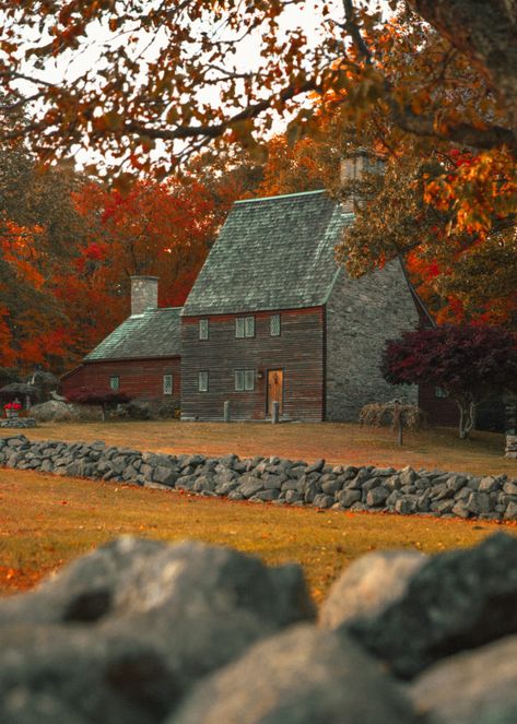 Old Colonial Homes, Early American Homes, Colonial House Exteriors, Saltbox Houses, England Aesthetic, England Homes, Colonial Homes, Salt Box, Colonial America