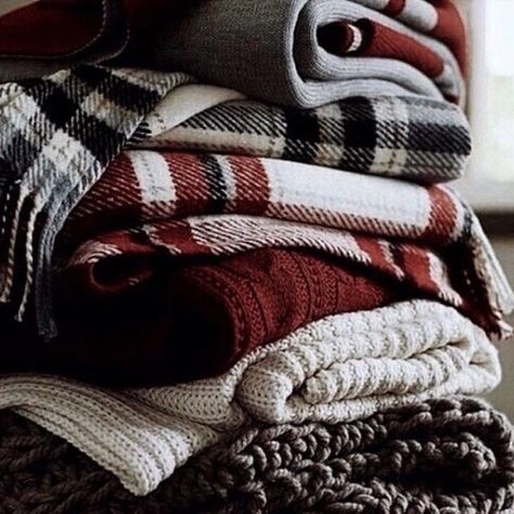 christmas no. 3 ❄ Aesthetic House Bedroom, Warm Bedroom Aesthetic, Scarf Aesthetic, Gryffindor Aesthetic, Oliver Wood, Aesthetic House, Warm Bedroom, Estilo Country, House Bedroom