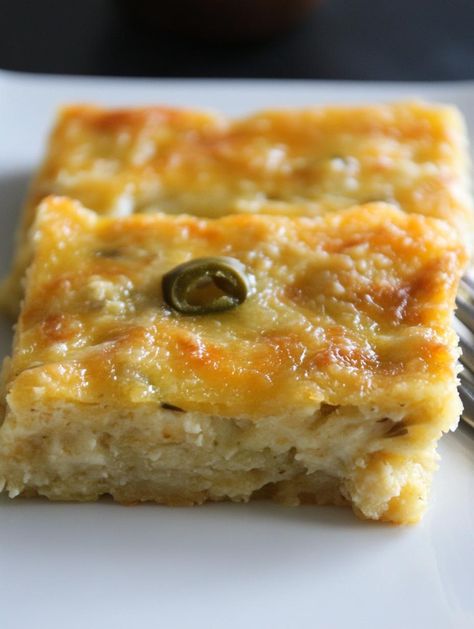 Green Chili Cheese Squares, Recipes With Queso Cheese, Casserole Appetizers, Chili Side Dishes, Quick Casseroles, Green Chile Recipes, Cheese Squares, Chile Recipes, Brunch Spread