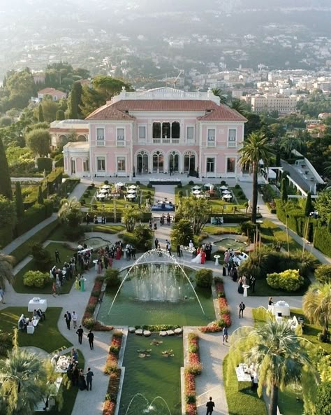 Moon & Back Co on Instagram: “Villa Ephrussi de Rothschild. Located on the Côte d’Azur, this magnificent villa was the home of Béatrice Ephrussi de Rothschild until her…” Rothschild Mansion, Rothschild House, Villa Ephrussi De Rothschild, Villa Ephrussi, Usa House, Anime Places, Dream Wedding Venues, Villa Wedding, Cottage Style Homes