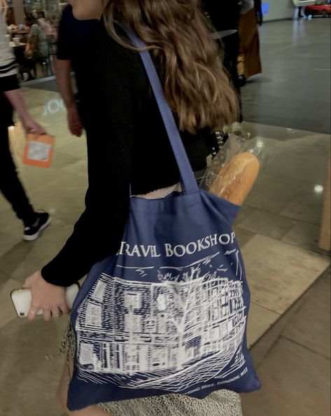 tote bag. outfit. summer2022. outfit inspo. french aesthetic. pinterest outfit. pinterest aesthetic. tote bag outfit. tote bag aesthetic Blue Tote Bag Outfit, Merch Stand, Bag Outfit Ideas, Tote Bags Aesthetic, Walking Aesthetic, Tote Bag Outfit, French Aesthetic, Aesthetic Tote Bag, Tote Bag Aesthetic