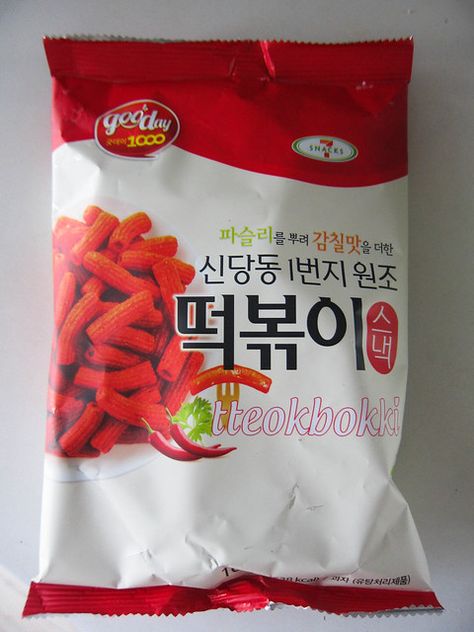 One of the top requests on the ADO survey at the end of last year was to post more Korean vegan packaged foods, so I'm gonna start reviewing various easy-to-find products that just happen to be vegan. I shall call this the 'Accidentally Vegan' series, and hopefully I'll have something every week. There are actually quite a number of snacks that a vegan can grab on the go- you just gotta keep your eyes open!So this week's Accidentally Vegan item comes from the king of convenience stores, Seven-El Korean Snacks Convenience Store, 711 Snacks, Korean Snacks Products, Korean Chips, Snack Korea, Accidentally Vegan, Random Reference, Korean Vegan, Store Bought Snack