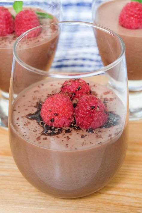 Looking to make delicious chocolate panna cotta? This creamy, smooth dessert is irresistibly chocolatey and topped with berries and more! Classic Pavlova Recipe, Chocolate Raspberry Smoothie, Chocolate Panna Cotta, Easy Pastry Recipes, Dessert Thermomix, Panna Cotta Recipe, Italian Chocolate, Pavlova Recipe, Jello Recipes