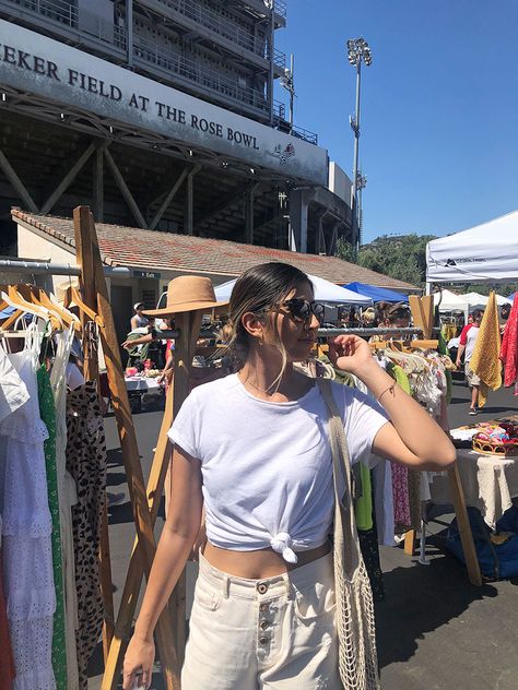 Flee Market Outfit, Flea Market Photoshoot, Flea Market Outfit Ideas, Flea Market Outfit, Market Outfit, Rose Bowl Flea Market, 2023 Mood, California Trip, White Ripped Jeans