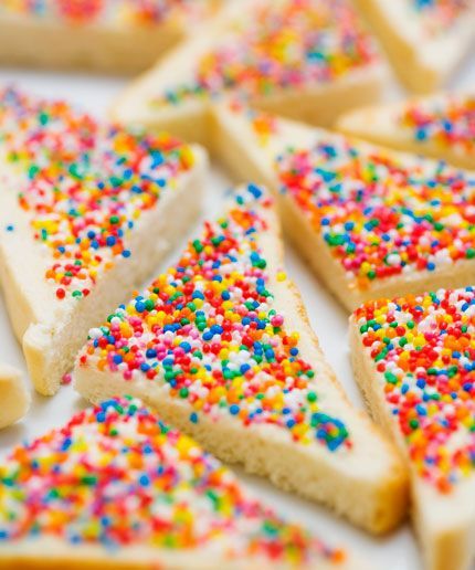 Fairy Bread, Elsa Pataky, Australian Food, Rainbow Food, Rainbow Sprinkles, Food Website, American Food, Slice Of Bread, Cream Cake