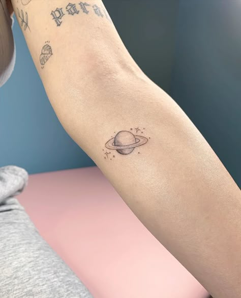 Supersweet Tattoos & Coffee on Instagram: “Tiny Saturn for a tiny tattoo collector by Erin (@handsomeluke)✨🪐 . . . . . . . . #planet #planettattoo #tinytattoos #saturntattoo #saturn…” Saturn Tiny Tattoo, Capricorn Saturn Tattoo, Small Saturn Tattoo, Saturn Tattoo Minimalist, Saturn Tattoo Design, Moon And Saturn Tattoo, 5sos Tattoo, Tattoo Planet, Planet Tattoo