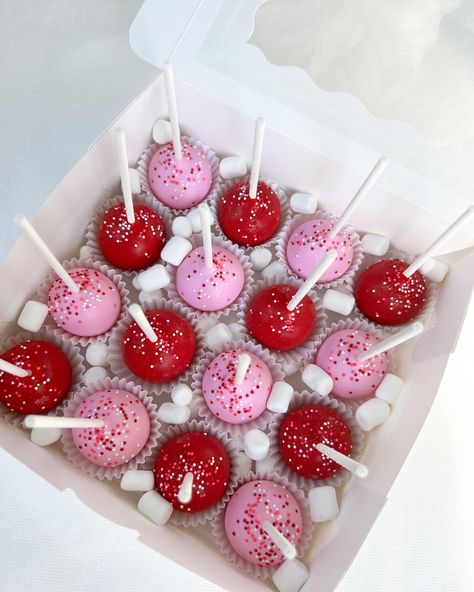 Cake Pop For Valentines Day, Easy Valentines Cake Pops, Valentines Cakepops Ideas, Cakepops Valentines Day, Valentine’s Day Cake Pop Ideas, Valentine’s Day Cakepops, Valentine's Day Cake Pops, Cute Cakepops Ideas, Valentines Bakery Treats