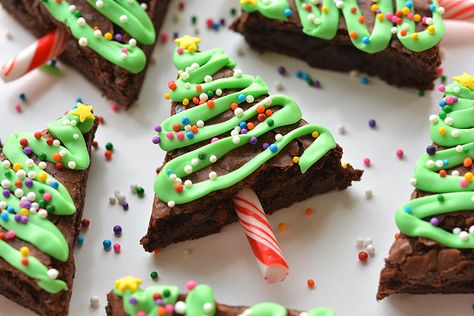 12 Healthy Holiday Treats for Kids | Holley Grainger Christmas Treats Brownies, Brownie Christmas, Tree Brownies, Unique Sweets, Christmas Tree Brownies, Christmas Tree Food, Easy Christmas Tree, Christmas Dessert Table, Christmas Brownies