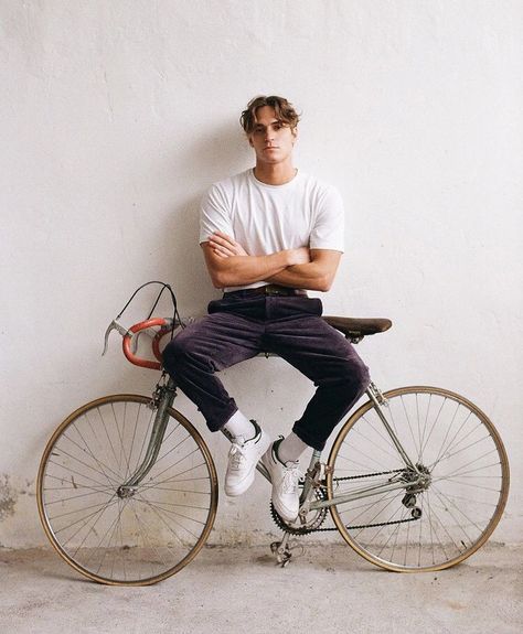 Urban Bike Style, Velo Vintage, Male Models Poses, Mens Photoshoot Poses, Bike Photoshoot, Portrait Photography Men, Bike Photography, Fotografi Vintage, Urban Bike