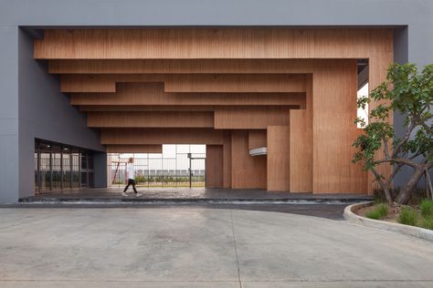 Ratchut School / Design in Motion, © Ketsiree Wongwan Entrance Architecture, Architecture Diagram, School Building Design, School Entrance, Building Entrance, Building Layout, Entrance Gates Design, Hotel Entrance, Entrance Design