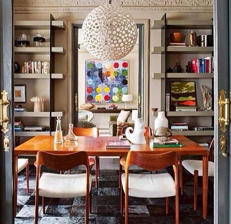 those chairs <3 Unique Bookcase, Mid Century Dining, Style Deco, The Dining Room, Eclectic Interior, Contemporary Interior Design, Modern Dining Room, Room Table, Modern Dining