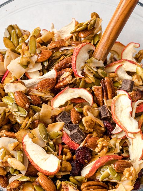 Healthy Trail Mix Recipes, Fall Snack Mixes, Healthy Trail Mix, Granola Recipe Healthy, Apple Snacks, Trail Mix Recipes, Road Trip Food, Apple Maple, Fall Snacks