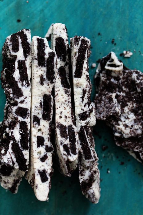 Cookies and Cream Breakaway ~ A 20 minute, 2 ingredient, sweet and simple dessert filled with Oreo goodness.  Yes, another fast and easy dessert recipe that’s perfect for your holiday baking. 10oz. Ghirardelli white chocolate chips  15 regular size Oreos, plus 3 more for topping Oreo Cookie Bark, Cookie Bark, Oreo Bark, Fast Easy Desserts, Oreo Recipes, Bark Recipe, Oreo Dessert, Oreo Cookie, Yummy Sweets