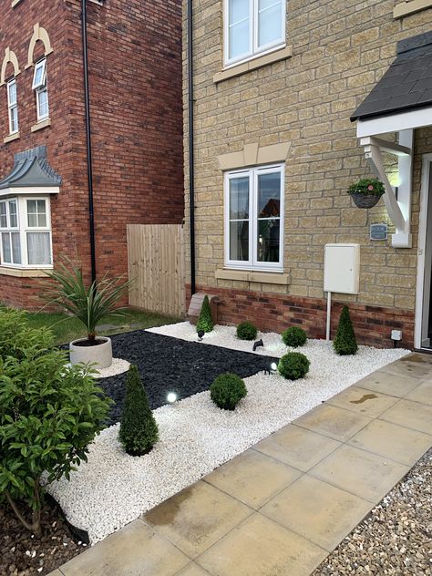 Front Garden Pebble Ideas, Front Garden Pebbles, Front Garden Chippings Ideas, Garden Chippings Ideas, Small Front Garden Ideas Pebbles, Stone Front Garden Ideas, Pebble Front Garden, Slate Front Garden, Small Front Garden Ideas On A Budget