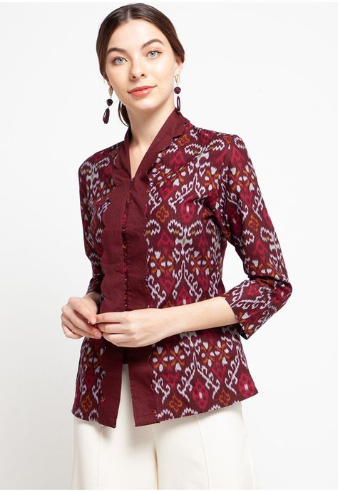 Women In Shirts Button Up, Batik Tops Design, Batik Fashion Modern Atasan, Batik Modern Fashion Style, Batik Fashion Modern, Model Blouse Batik, Batik Blazer, Model Batik, Batik Top