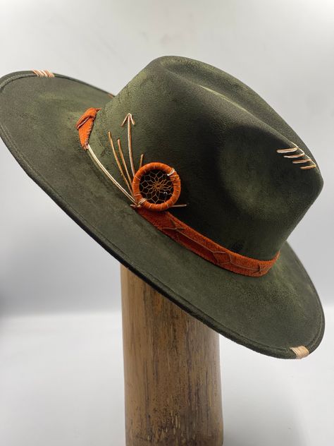 Wear your hat with pride  Take your hat on all your travels  This hat will protect you  Hat made of Ecco Suede ( Fabrics )  Slow Fashion, hand made in Mexico with love.  Brim size 8.5 cm  Copa size 12 cm  Sizes : M, L  ( 57-60 cm ) Hat Design Ideas, Green Cowboy Hat, Boho Hats, Yarn Scarf, Scarf Summer, Hat Bands, Mens Hats, Painted Hats, Boho Hat