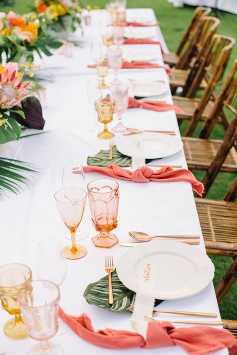 Wedding Reception Place Settings, Reception Place Settings, Tropical Wedding Reception, Tropical Wedding Theme, Tropical Wedding Inspiration, Rustic Wedding Decorations, Tafel Decor, Fiesta Tropical, Cancun Wedding