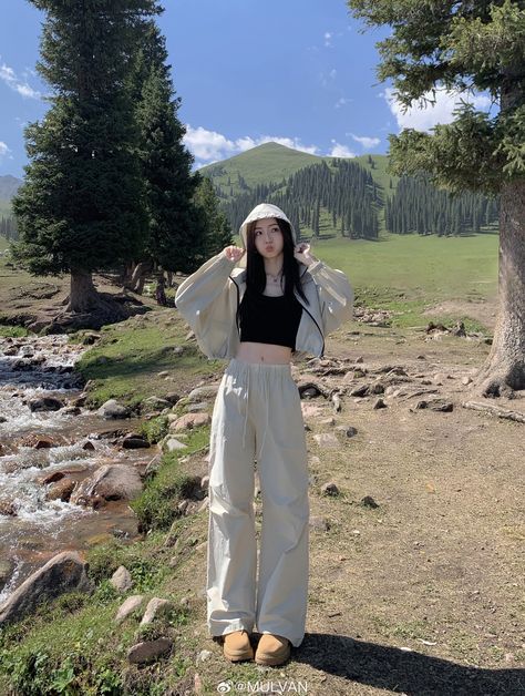 Trekking Outfit, Outfit Modest, Jacket Outfit Women, Mountain Outfit, Interesting Outfits, Korean Casual Outfits, Fashion Vocabulary, Aesthetic Outfit Ideas, Casual Day Outfits