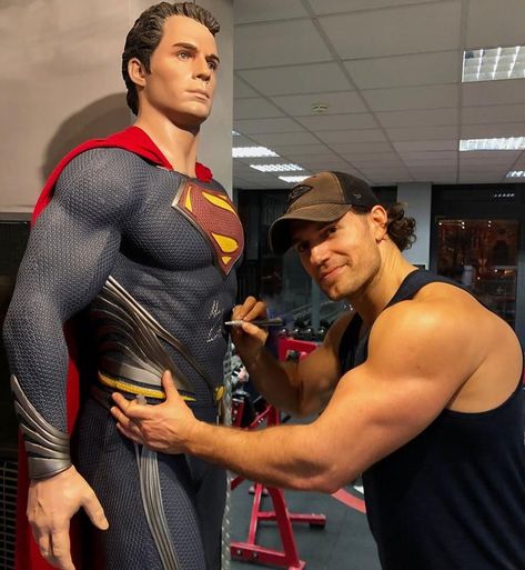 Henry Superman, Superman Cosplay, Superman Henry Cavill, Superman Man Of Steel, Man Of Steel, British Actors, Henry Cavill, Netflix Series, Cardi B