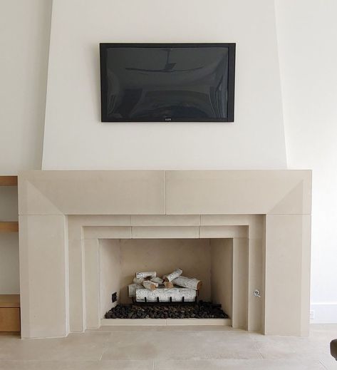 Modern Cast Stone Fireplace, Minimal Exterior, Plaster Fireplace, Fireplace Modern Design, Floating Mantle, Fireplace Mantel Designs, Cast Stone Fireplace, Fireplace Surround, Florida House