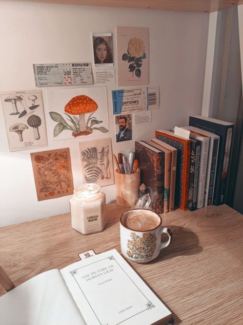 I got a new desk and decorated it in an aesthetically pleasing way. Was going for a Dark/Light Academia type of vibe. Light Academia Desk Aesthetic, College Dorm Room Ideas Dark Academia, Victorian Light Academia Bedroom, Dark Academia Desk Aesthetic, Light Academia Study Aesthetic, Light Academia Desk Setup, Light Academia Dorm Room, Light Academia Desk, Light Academia Room Ideas