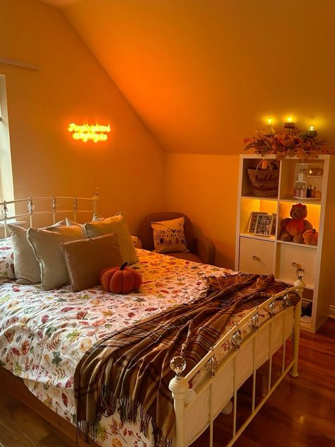 200+ Everlasting Halloween Yard Decoration Ideas | Decorating Outside for Halloween Fall Dorm Room Decor, Halloween Room Ideas Bedrooms, College Room Inspiration, Autumn Bedroom Decor, Yard Decoration Ideas, Room Fall Decor, Autumn Bedroom, Fall Apartment Decor, Fall Decor Bedroom