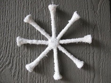 Craft Klatch ®: Golf Tee Snowflake Craft Tutorial If you read a few posts back, I made a golf tee star. This is exactly the same project, except I substituted white glitter, for the gold. ... Golf Crafts, Golf Birthday Gifts, Golf Ball Crafts, How To Make Snowflakes, Boyfriend Gift Basket, Snowflake Craft, Golf Decor, Christmas Golf, Cadeau Parents