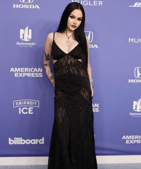 Maggie Lindemann Outfits, 90s Rock Fashion, Billboard Women In Music, Casual Goth, Maggie Lindemann, Dark Outfits, Women In Music, 90s Outfit, Goth Outfits