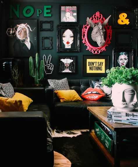 Casa Rock, Dark Living Rooms, Dark Wall, Dark Walls, Quirky Home Decor, Home Trends, Trendy Home, Diy Tutorials, Black Walls