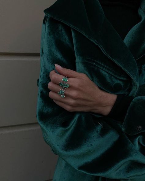 Emerald Green Fashion, Definition Of Aesthetic, Dark Emerald Green, Dark Green Aesthetic, Winter Fashion Outfits Casual, Body Is A Temple, Beauty Dress, Classic Style Women, Horse Girl