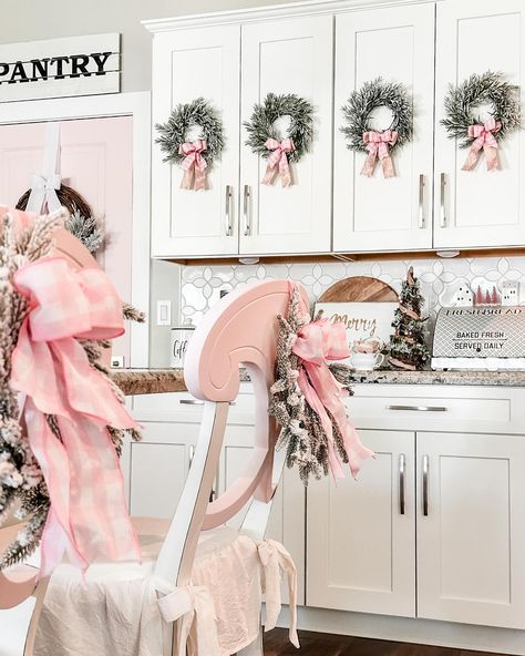 Saturday snippets of Christmas in July! Have a beautiful weekend! 🌸🎀 #christmasinjuly #pink #christmaskitchen #shabbychic #pinkchristmas #christmasinspiration #sweetsaturdaysnippets #farmhousevibesdecorchristmasinjuly #whitekitchen #wreaths Pink Christmas Kitchen Decor Ideas, Candyland Kitchen Christmas, Candyland Christmas Kitchen, Pink Christmas Kitchen, Christmas Decor Kitchen Cabinets, Christmas Dorm, Pink Kitchens, Have A Beautiful Weekend, Pink Christmas Wreath