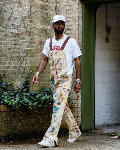 Jacket With Overalls Outfit, Painter Outfit Men, Jamaican Streetwear, Dungarees Outfit Men, Artsy Street Style, Painter Outfit, Coachella Outfit Men, Trendy Boy Outfits, Classy Outfits Men