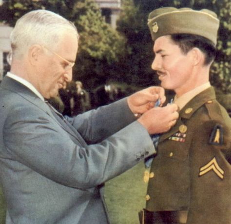 President Harry Truman awarding the Medal of Honor on conscientious objector Desmond Doss. Desmond Doss, Hacksaw Ridge, Medal Of Honor Recipients, Combat Medic, Harry Truman, Seventh Day Adventist, Mel Gibson, Medal Of Honor, Andrew Garfield