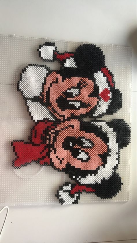 Christmas Perler Beads, Easy Perler Beads Ideas, Xmas Cross Stitch, Mickey Mouse Christmas, Hama Beads Patterns, Mickey Y Minnie, Perler Beads Designs, Perler Patterns, Perler Bead Art